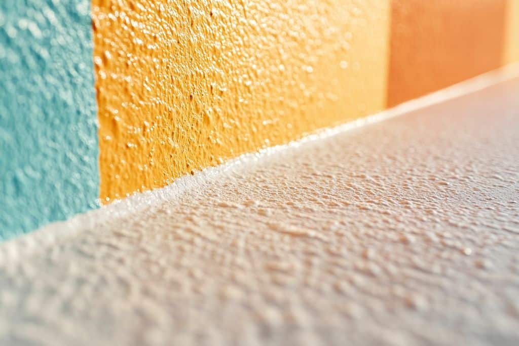 Temps de séchage enduit extérieur couleur : combien de temps patienter avant peinture ?