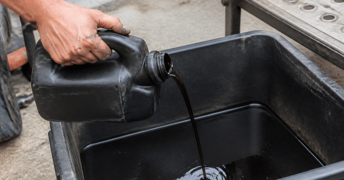 Bidon d'huile usee verse dans un bac de recyclage
