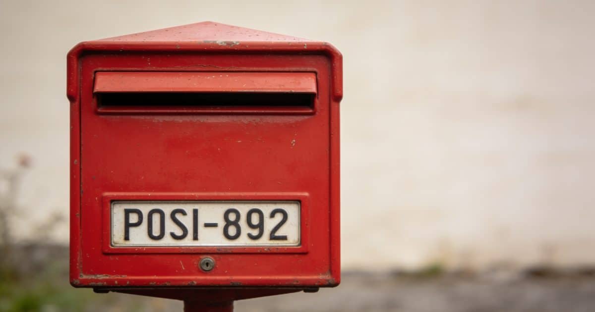 Boite aux lettres rouge avec le code postal visible