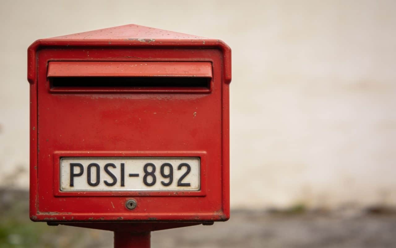 Boite aux lettres rouge avec le code postal visible