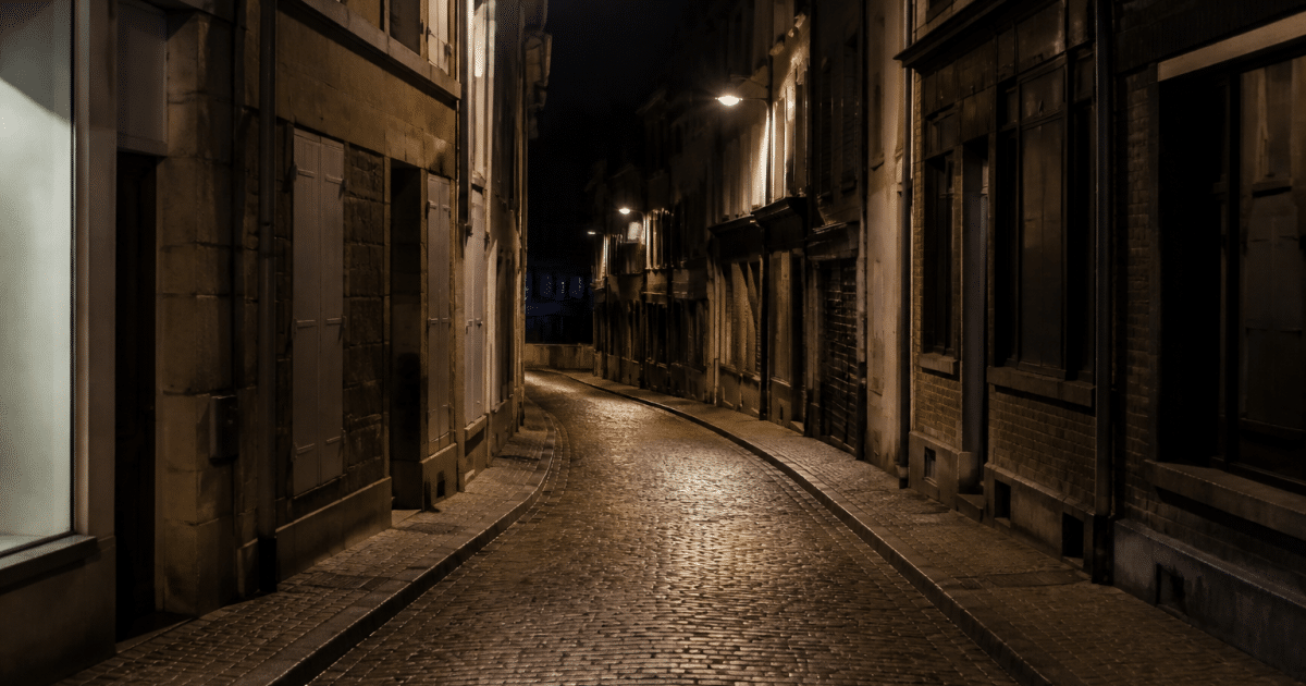 Rues pavées sombres et désertes de Dieppe la nuit