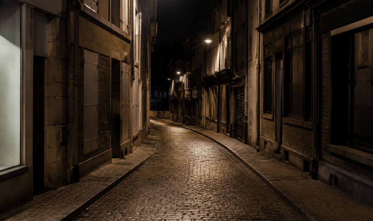 Rues pavées sombres et désertes de Dieppe la nuit