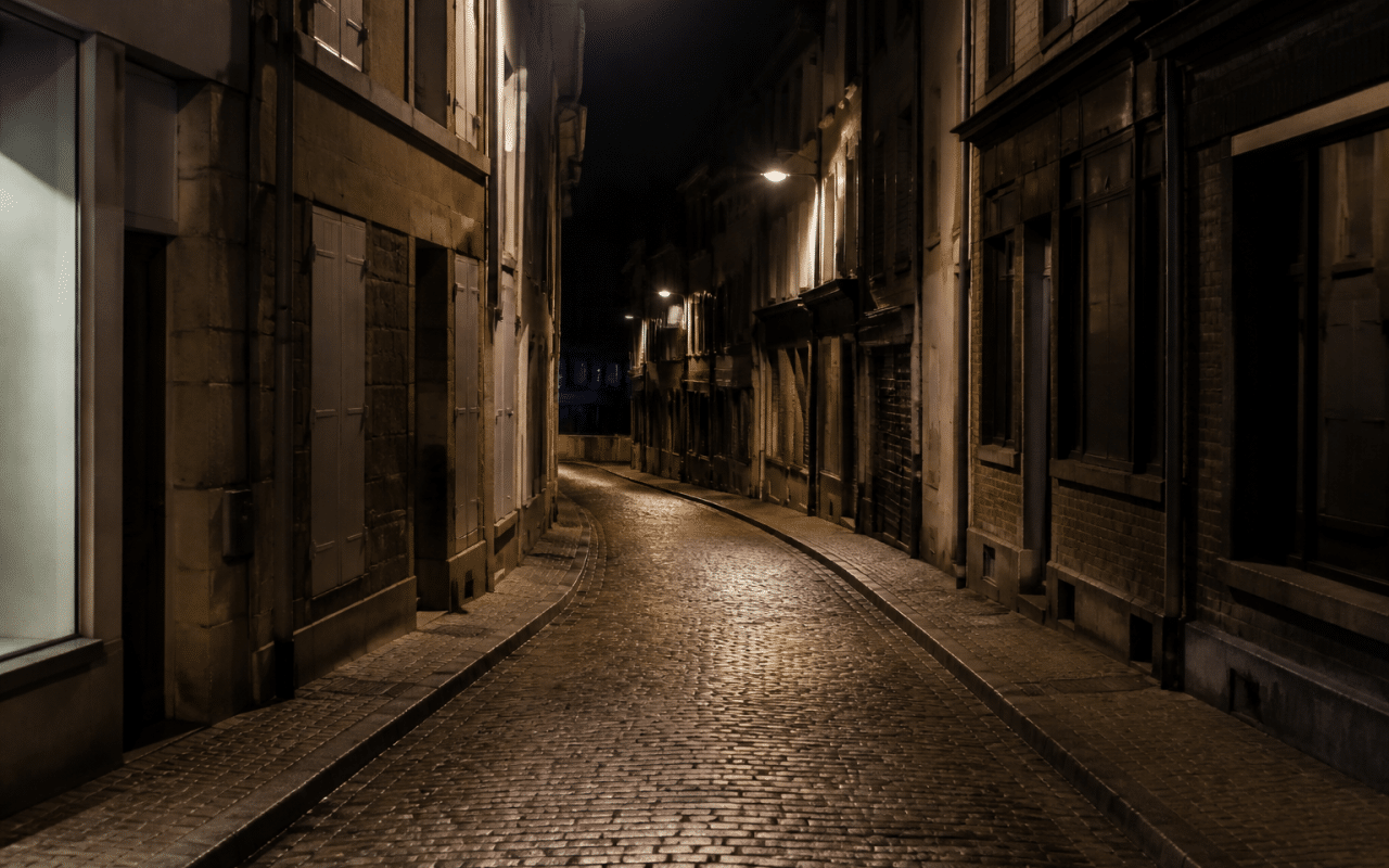 Rues pavées sombres et désertes de Dieppe la nuit