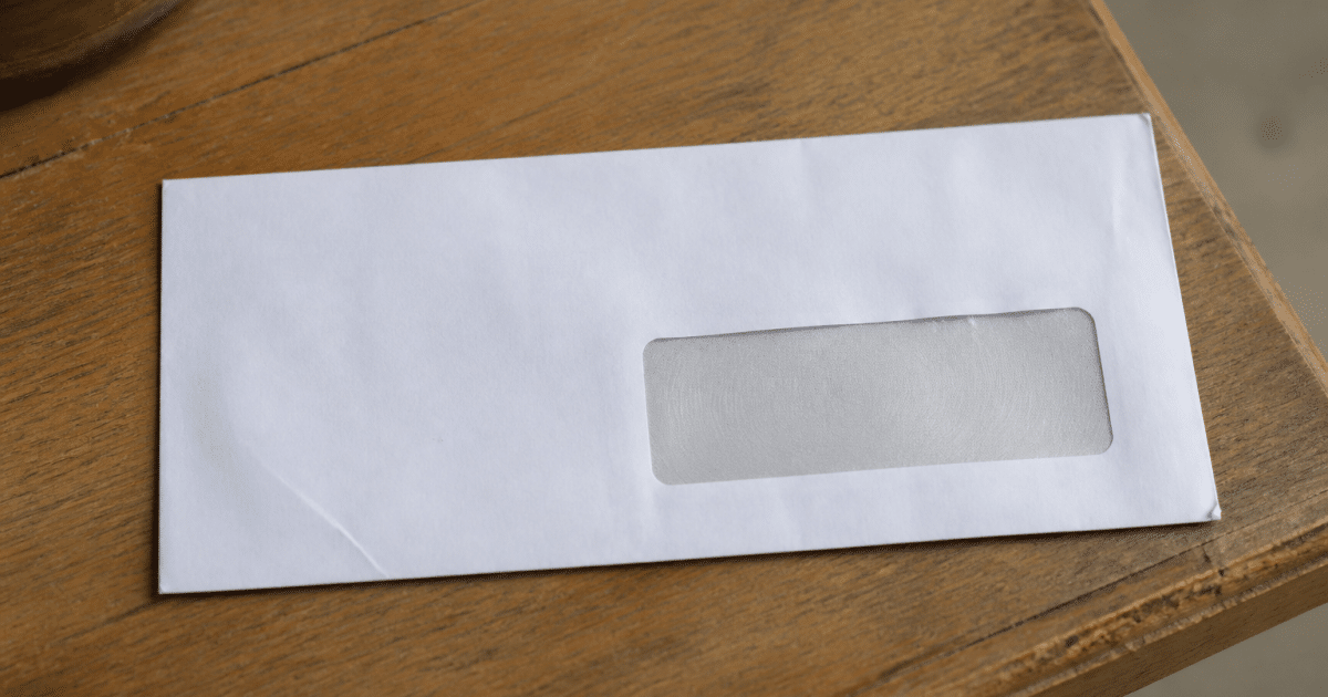 Enveloppe avec adresse et code postal francais visible