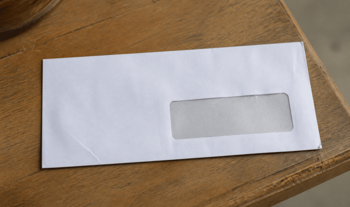 Enveloppe avec adresse et code postal francais visible