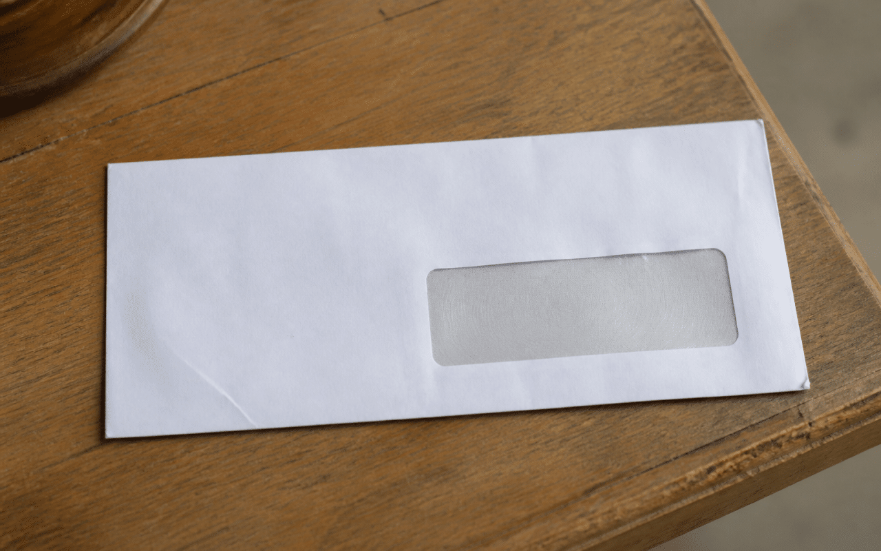 Enveloppe avec adresse et code postal francais visible