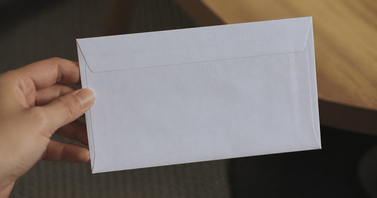 Enveloppe avec adresse et numéros postaux visibles clairement.