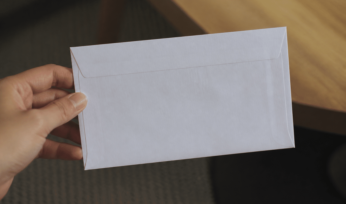 Enveloppe avec adresse et numéros postaux visibles clairement.