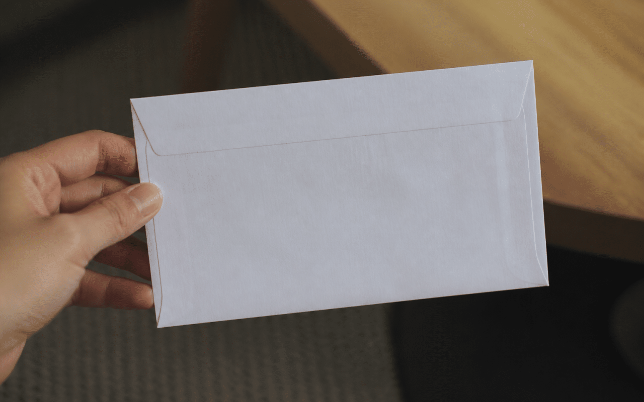 Enveloppe avec adresse et numéros postaux visibles clairement.