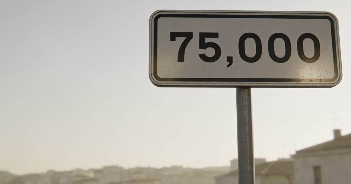 Panneau indicateur affichant la population d'Antibes en chiffres