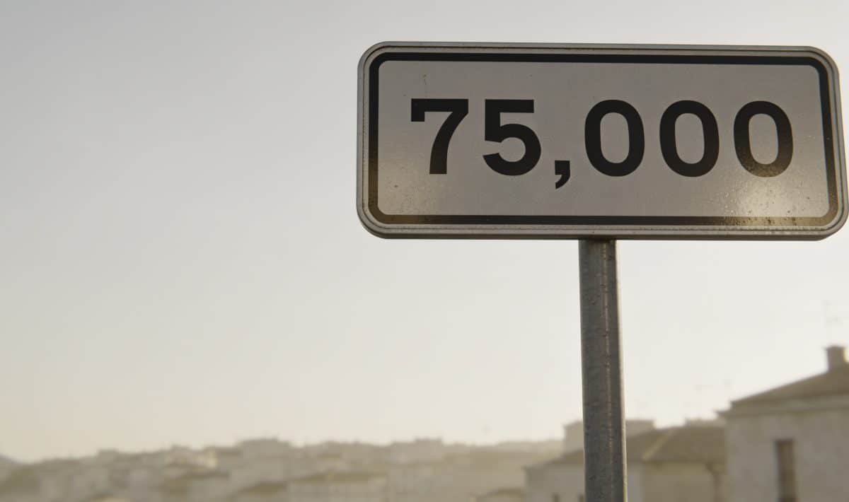 Panneau indicateur affichant la population d'Antibes en chiffres