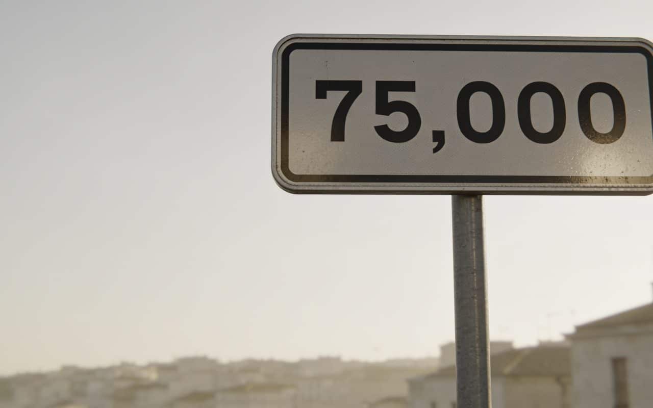 Panneau indicateur affichant la population d'Antibes en chiffres