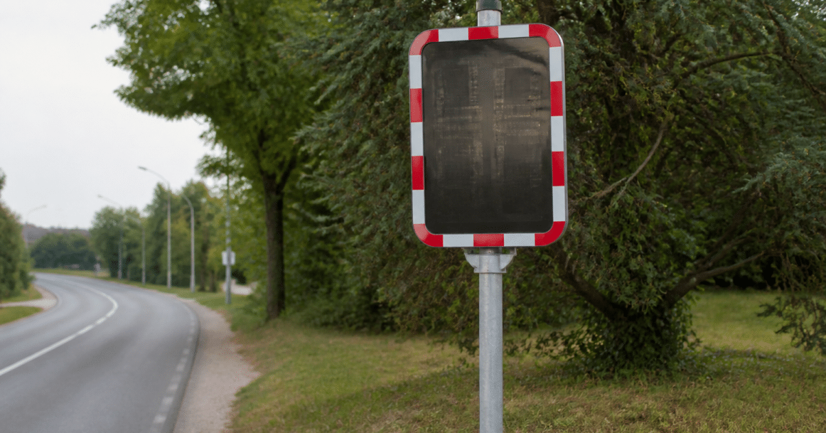 Panneau indicateur affichant population chiffre ville Chartres