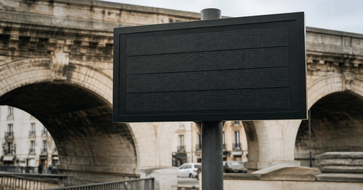 Panneau affichant population totale ville Nimes France