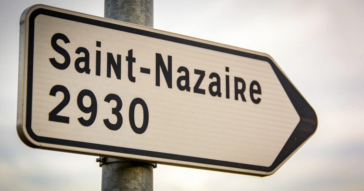 Panneau routier indiquant population Saint-Nazaire en chiffres