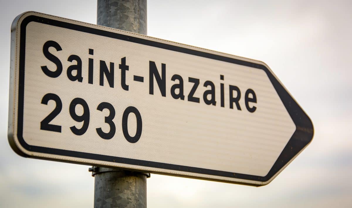 Panneau routier indiquant population Saint-Nazaire en chiffres