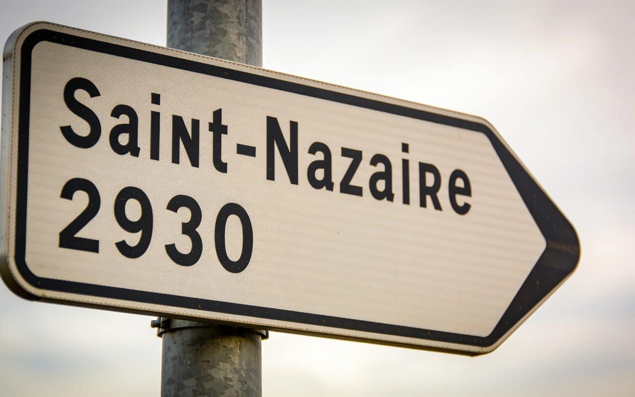 Panneau routier indiquant population Saint-Nazaire en chiffres