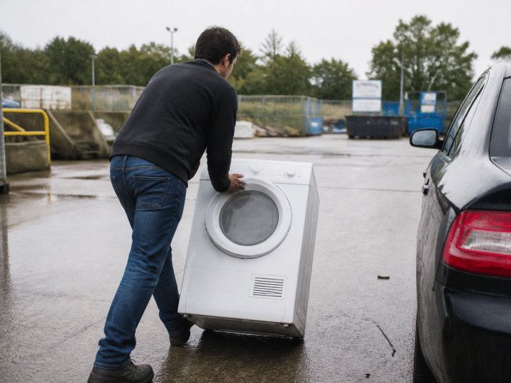 Personne deposant un seche-linge dans un centre recyclage