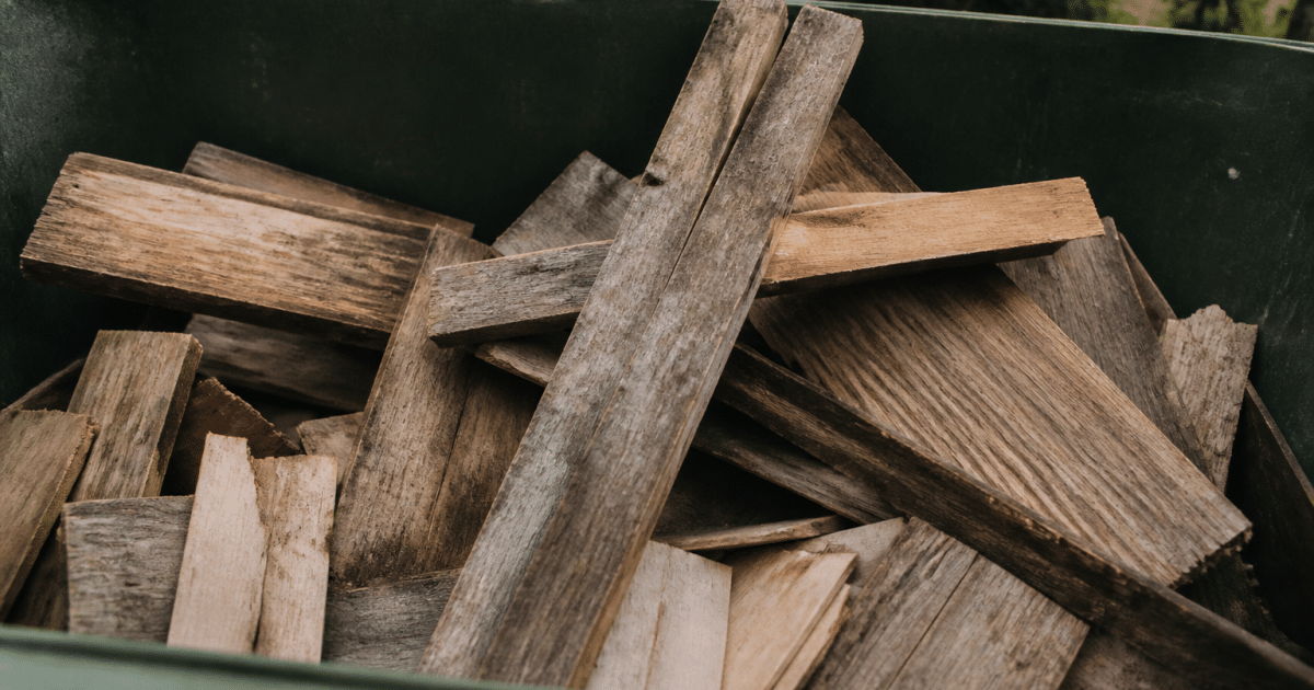Planches de bois usees dans bac recyclage exterieur