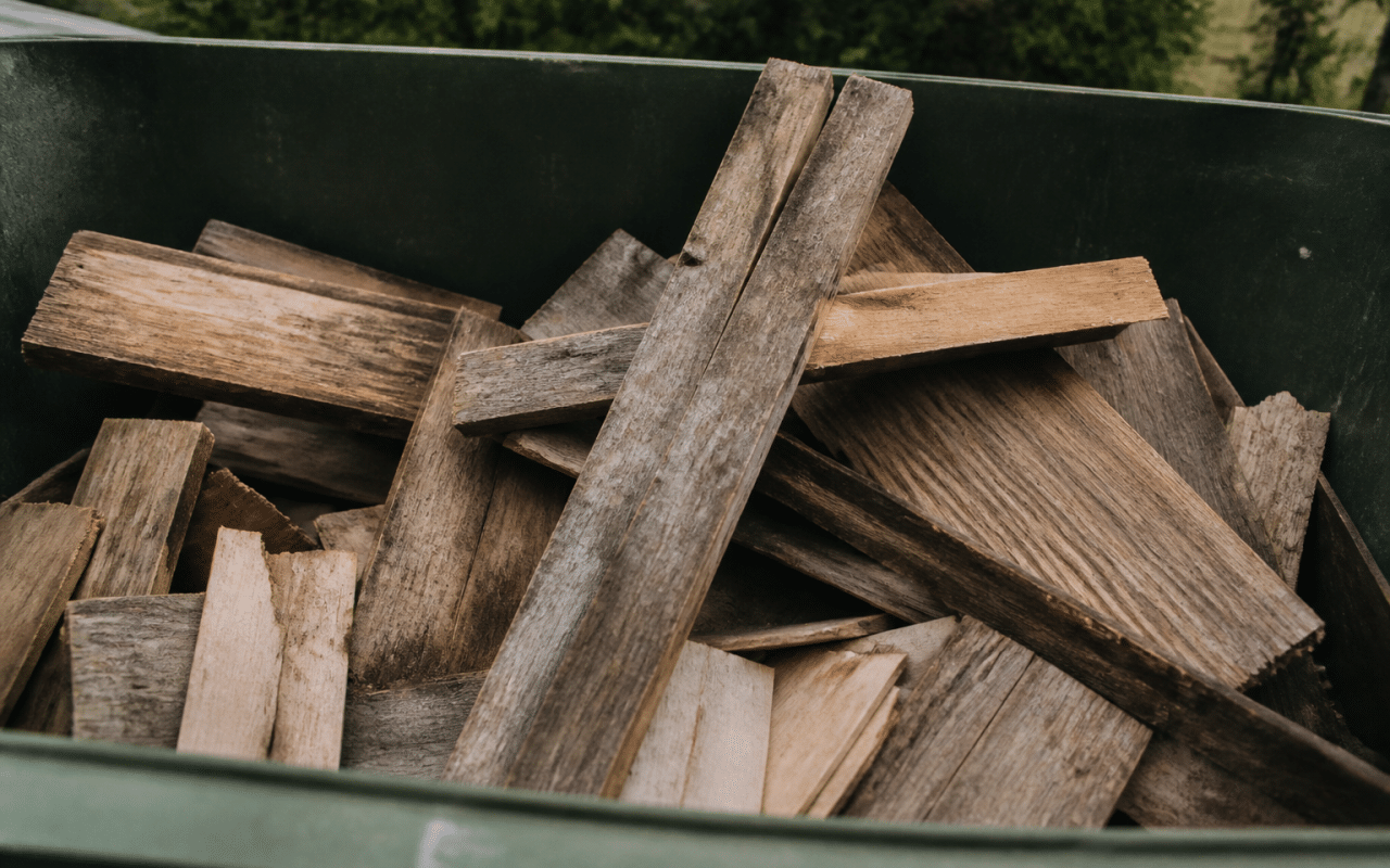 Planches de bois usees dans bac recyclage exterieur