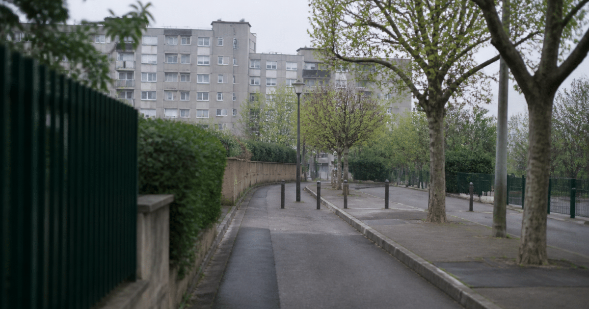 Rue déserte de Creteil avec immeubles gris en arriere-plan