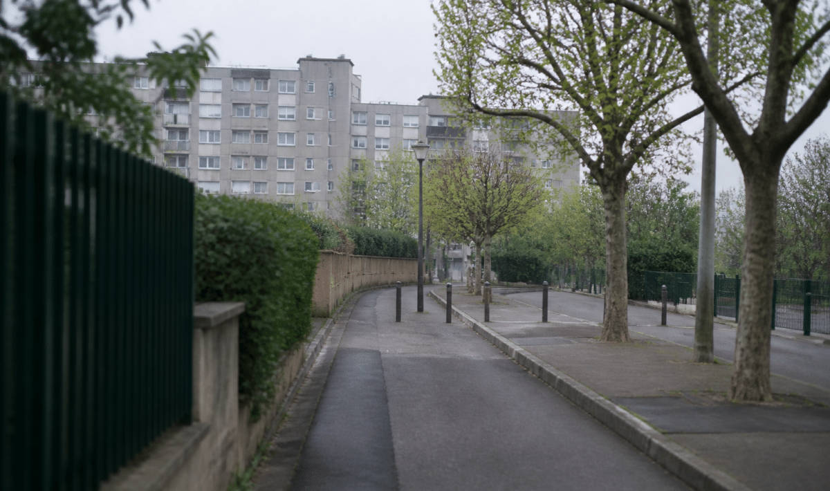 Rue déserte de Creteil avec immeubles gris en arriere-plan
