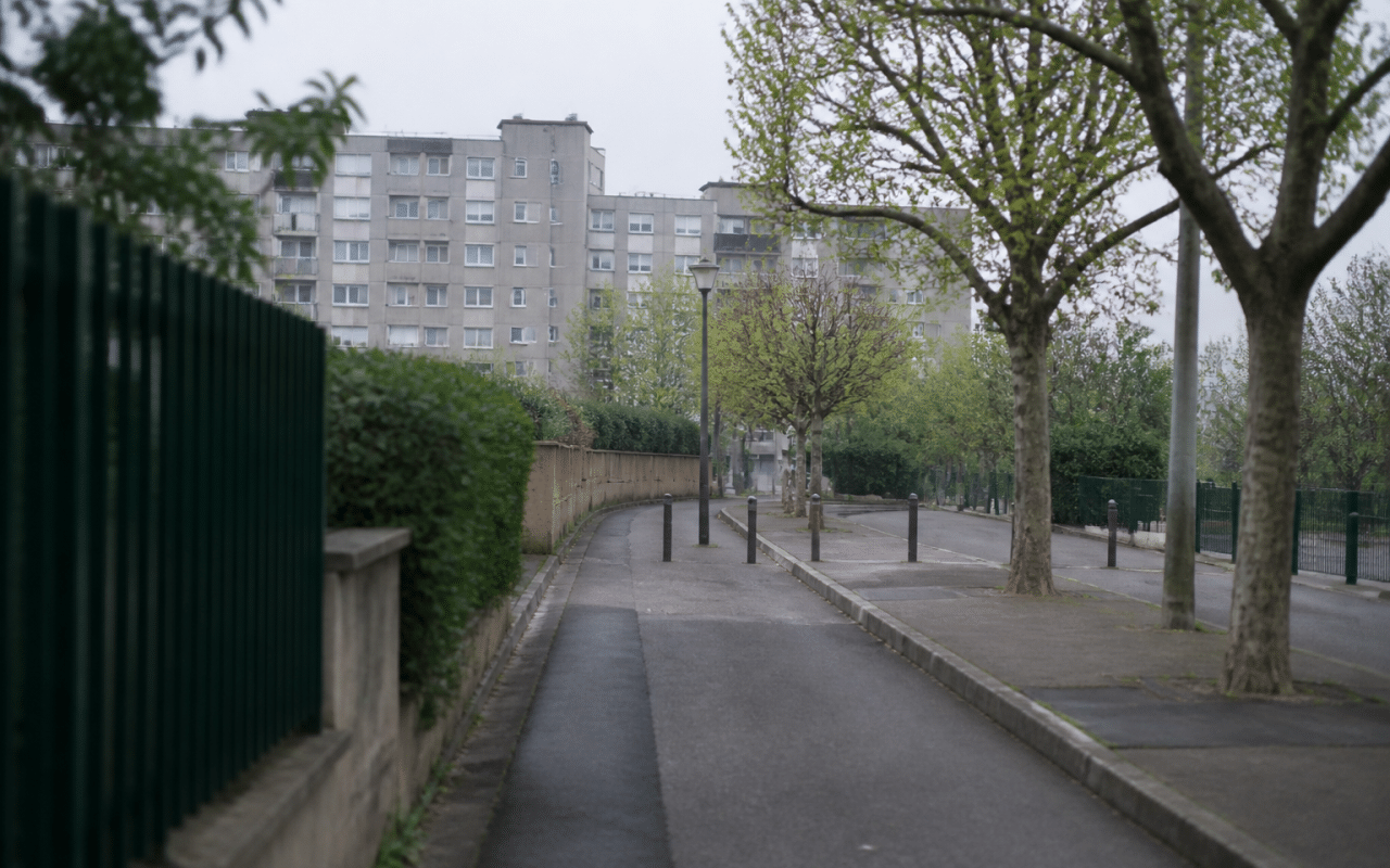 Rue déserte de Creteil avec immeubles gris en arriere-plan