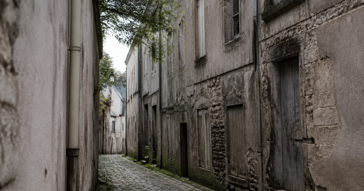 Rue étroite de Bourges avec façades anciennes abandonnées