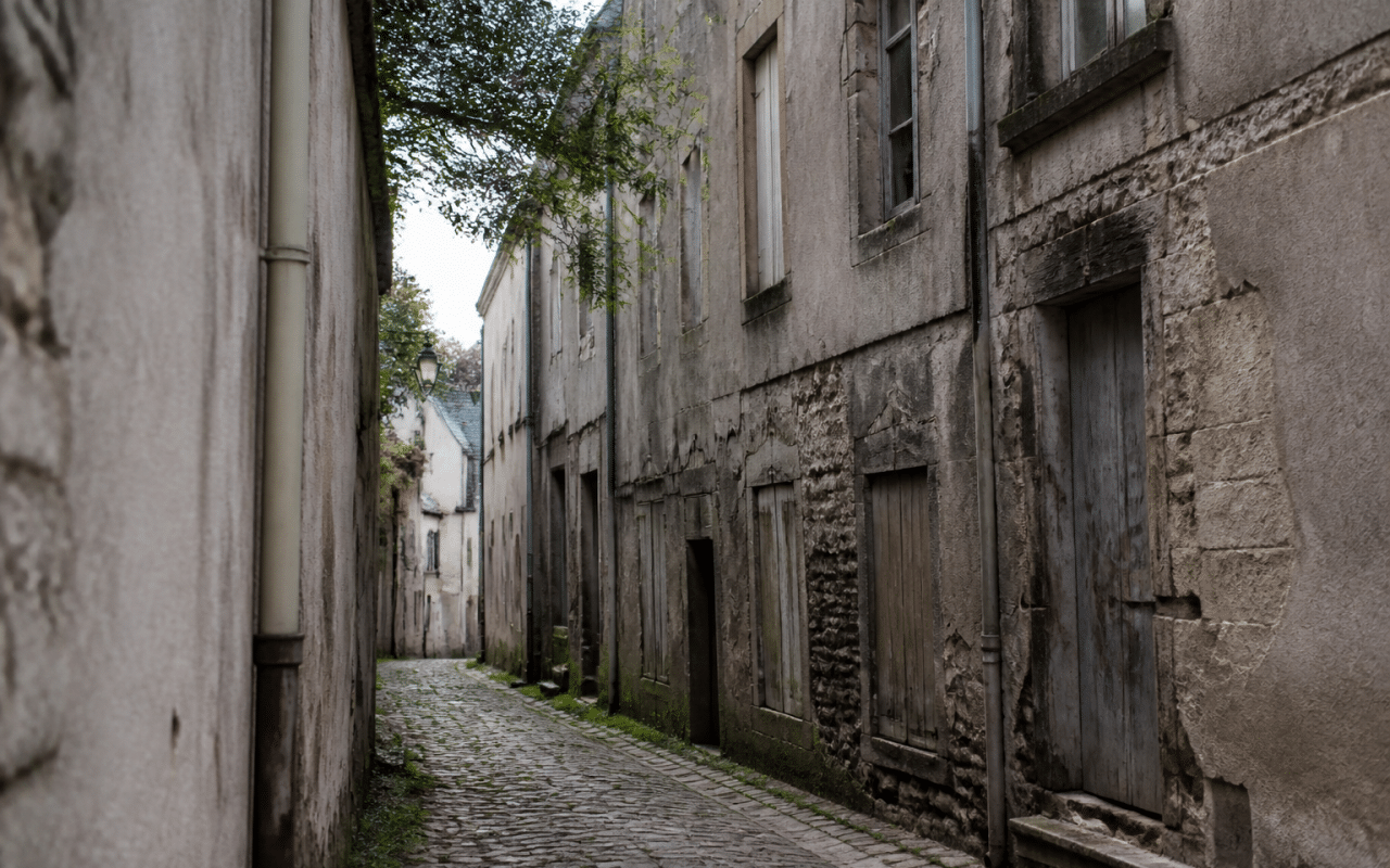 Rue étroite de Bourges avec façades anciennes abandonnées