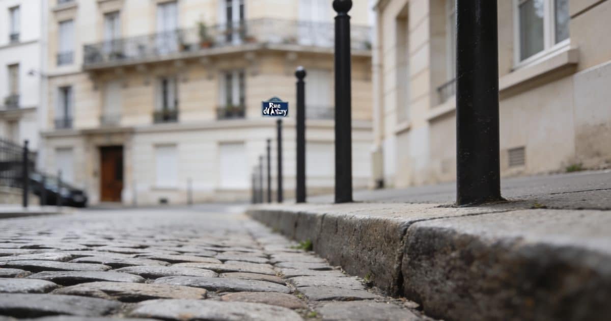 Rue pavée d'Antony avec immeuble résidentiel en arrière-plan