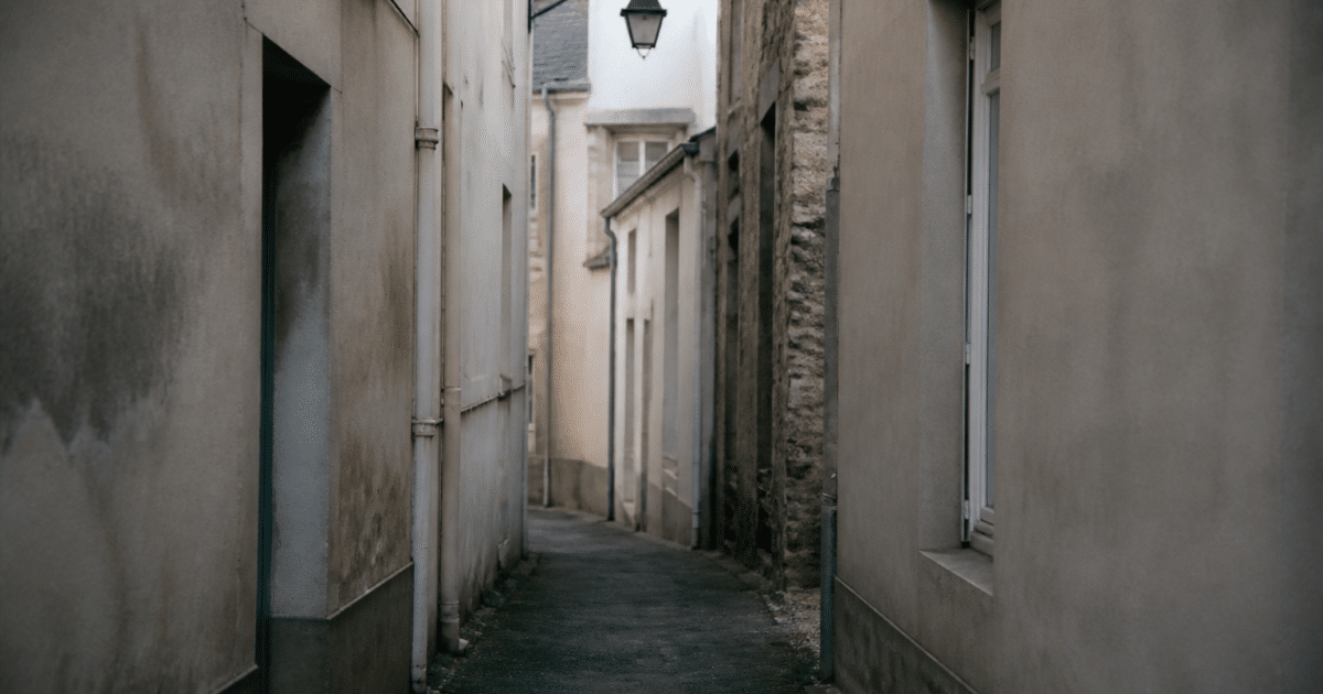 Rues sombres et etroites du centre ancien de Saint-Nazaire