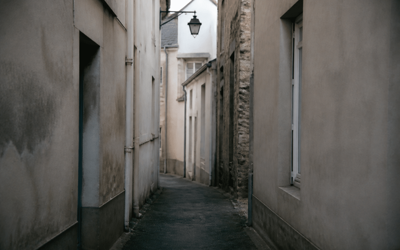 Rues sombres et etroites du centre ancien de Saint-Nazaire