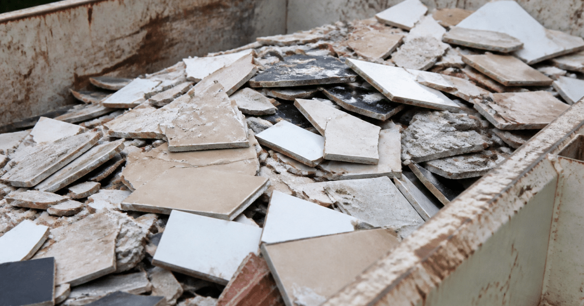 Tas de debris de carrelage casse dans benne dechets