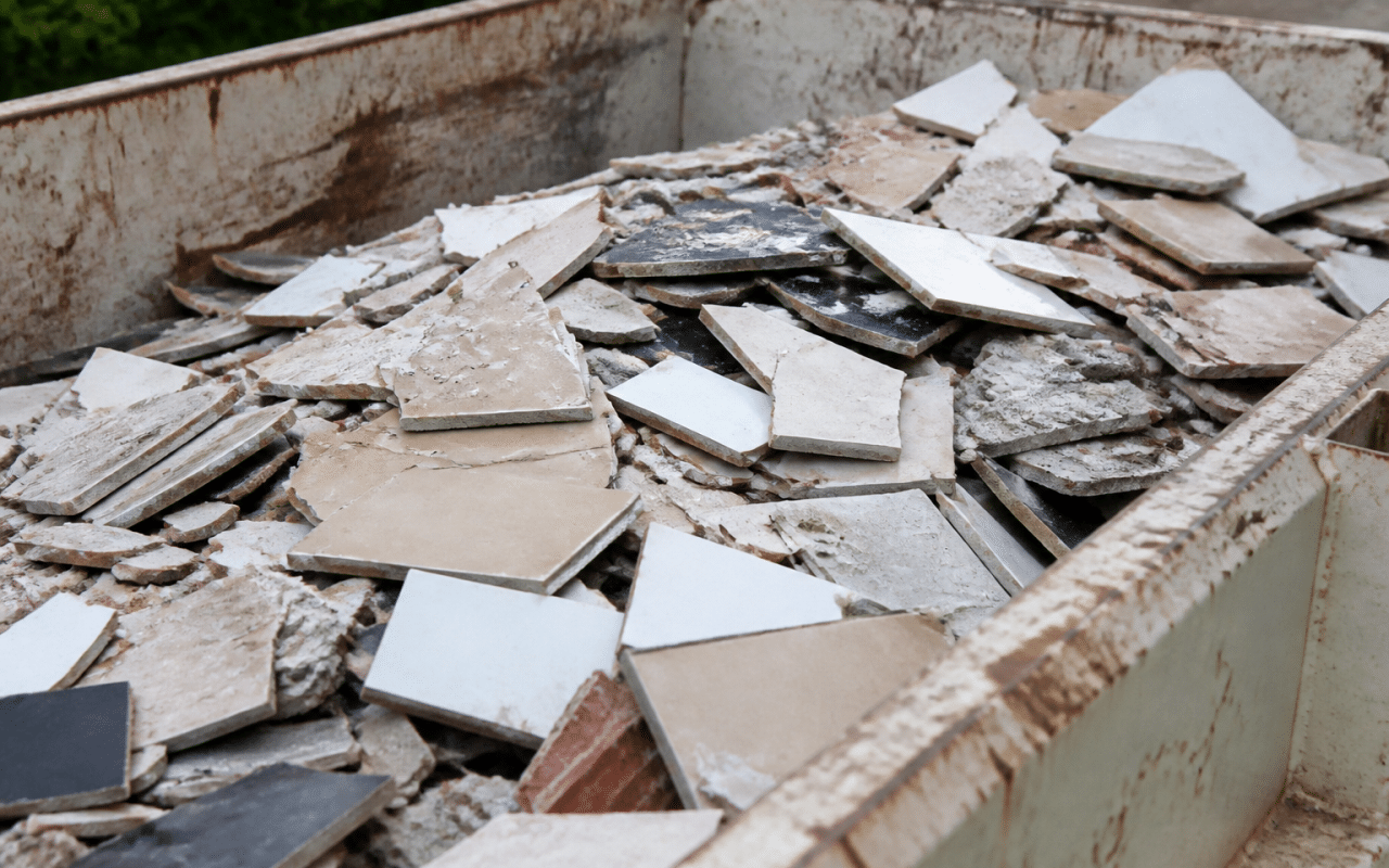Tas de debris de carrelage casse dans benne dechets