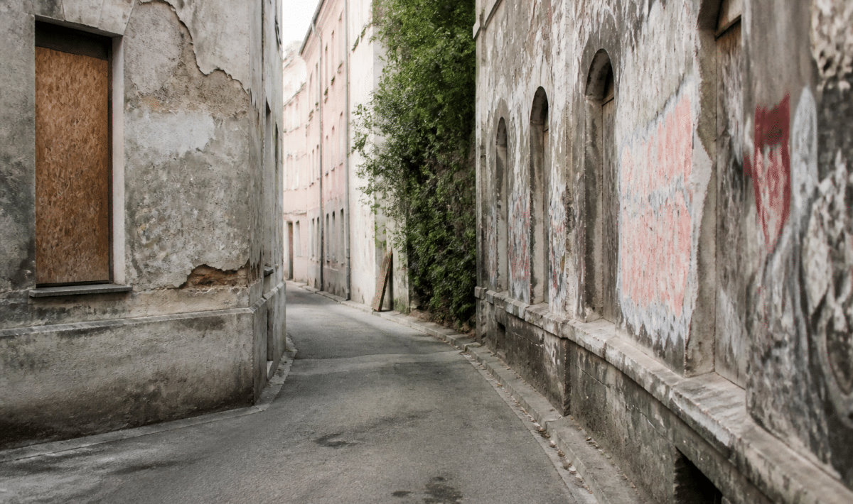 Rues urbaines desertes avec facades deteriorees et graffitis.