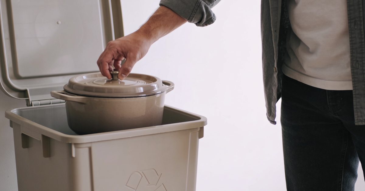 Personne deposant une cocotte dans bac recyclage